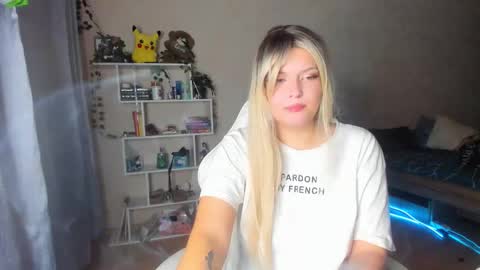 Snapshot of alicecaseyy chatting on October 16, 2025, 7:37 pm AliceCasey online show from October 16, 2025, 7:37 pm