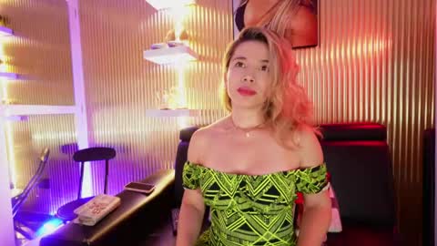 Snapshot of aliceglamour chatting on May 4, 2026, 6:15 pm Allice online show from May 4, 2026, 6:15 pm