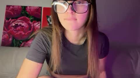 Snapshot of aliceinlustland chatting on April 4, 2026, 5:54 pm aliceinlustland online show from April 4, 2026, 5:54 pm