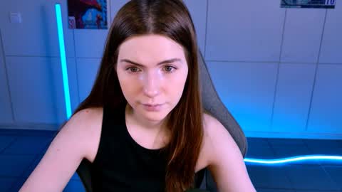 Snapshot of aliceinredsquare_ chatting on October 19, 2025, 5:08 am Alice online show from October 19, 2025, 5:08 am