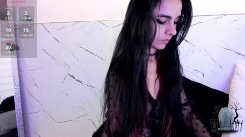 alicenoir_ online show from December 8, 2024, 4:07 pm