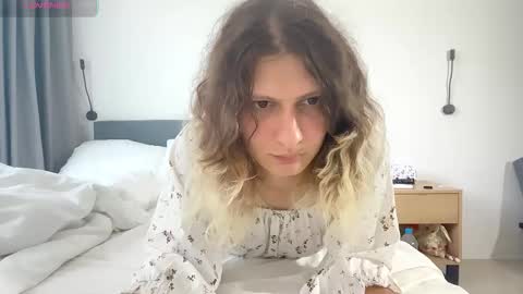 Snapshot of alicepinkhead chatting on October 7, 2025, 6:10 am AlicePinkhead online show from October 7, 2025, 6:10 am