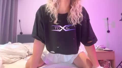 Snapshot of alicepinkhead chatting on October 16, 2025, 8:26 am AlicePinkhead online show from October 16, 2025, 8:26 am