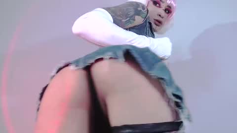 Snapshot of alienexxx chatting on February 19, 2025, 7:38 pm     online show from February 19, 2025, 7:38 pm