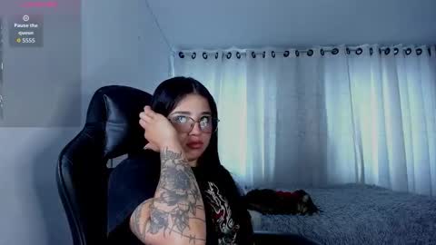 aliice_walker_ online show from February 23, 2026, 5:43 pm