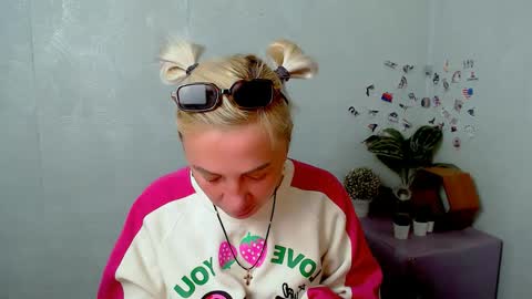 Snapshot of alinafrey_ chatting on May 2, 2026, 4:28 am Alina online show from May 2, 2026, 4:28 am