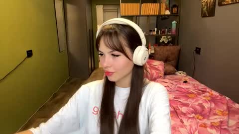 Snapshot of alinedifede chatting on October 10, 2025, 9:30 am Alice online show from October 10, 2025, 9:30 am