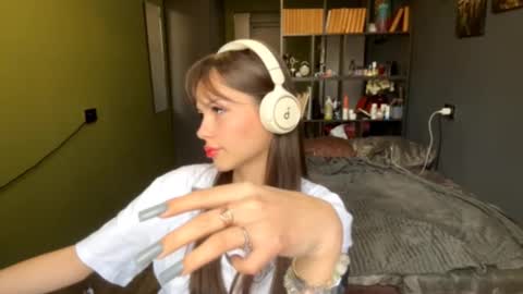 Snapshot of alinedifede chatting on October 15, 2025, 7:30 am Alice online show from October 15, 2025, 7:30 am