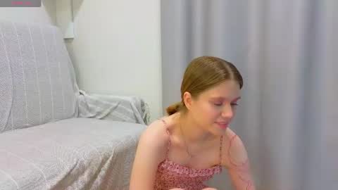 Snapshot of alisia_spinnet chatting on June 22, 2026, 4:04 pm Alisia online show from June 22, 2026, 4:04 pm