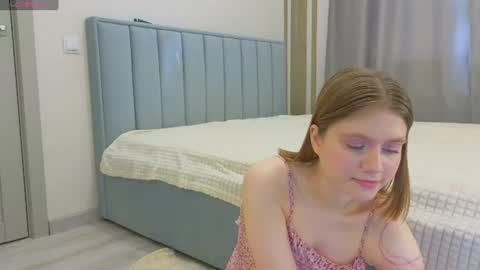 Snapshot of alisia_spinnet chatting on August 6, 2026, 1:35 pm Alisia online show from August 6, 2026, 1:35 pm