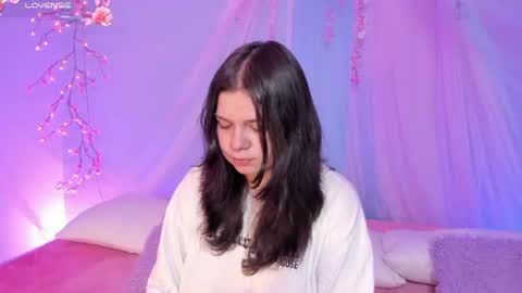 Mia online show from July 7, 2026, 3:42 am