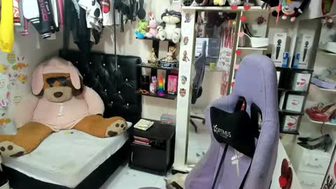 allsson_miller online show from April 21, 2026, 1:42 am