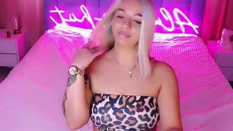 AlwaysHot online show from October 18, 2025, 2:14 am