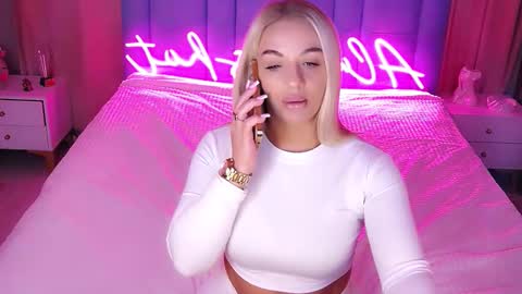 AlwaysHot online show from November 21, 2025, 2:32 am