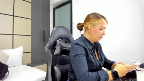 ALMA FENIX  online show from February 11, 2026, 2:22 pm