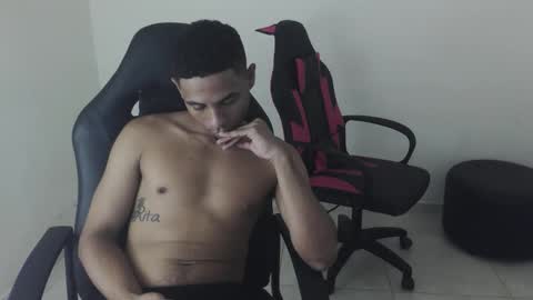 alphas_latins online show from May 4, 2026, 2:29 am