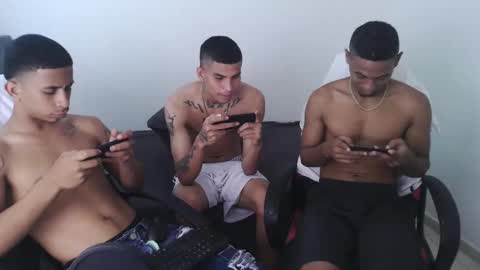 alphas_latins online show from May 19, 2026, 6:47 pm