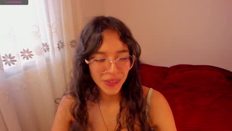 Snapshot of aluna_0310 chatting on December 4, 2024, 9:35 pm . . online show from December 4, 2024, 9:35 pm