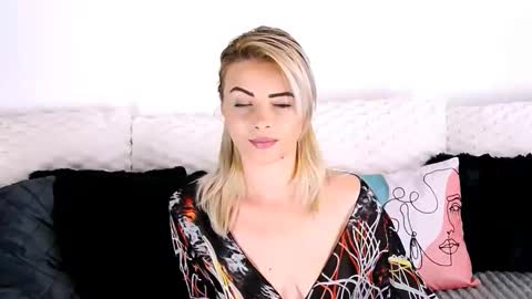 Snapshot of alyblonde chatting on November 19, 2025, 11:10 am aly online show from November 19, 2025, 11:10 am