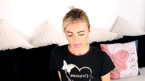 Snapshot of alyblonde chatting on November 21, 2025, 9:19 am aly online show from November 21, 2025, 9:19 am