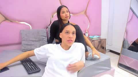 Snapshot of amaia_sophia chatting on October 19, 2025, 7:47 pm Amia y Sofia online show from October 19, 2025, 7:47 pm
