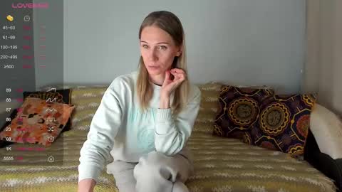 Snapshot of amalia_mio chatting on December 3, 2025, 8:00 am Amalia online show from December 3, 2025, 8:00 am