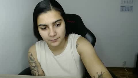 The queen of the biceps  online show from January 15, 2026, 6:44 pm