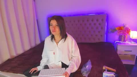 Snapshot of amandahoppe chatting on April 15, 2026, 5:25 am Amanda online show from April 15, 2026, 5:25 am