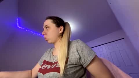 Snapshot of amandainbloom chatting on February 27, 2025, 9:43 am Amanda online show from February 27, 2025, 9:43 am