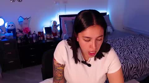 Snapshot of amarat_jolie chatting on February 19, 2025, 12:03 am Mila online show from February 19, 2025, 12:03 am