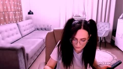 Snapshot of amazingeyes89 chatting on December 15, 2025, 2:10 pm Izza online show from December 15, 2025, 2:10 pm