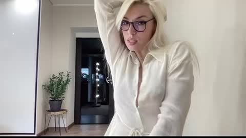 Kelly online show from June 12, 2026, 7:51 am