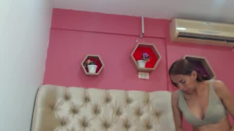 Amber Moore online show from November 20, 2025, 5:56 pm