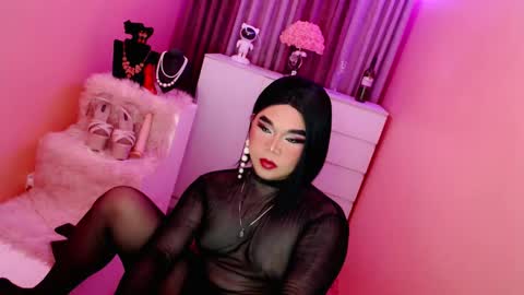 Snapshot of amiadoll chatting on January 16, 2025, 10:21 am Queen Mireska online show from January 16, 2025, 10:21 am