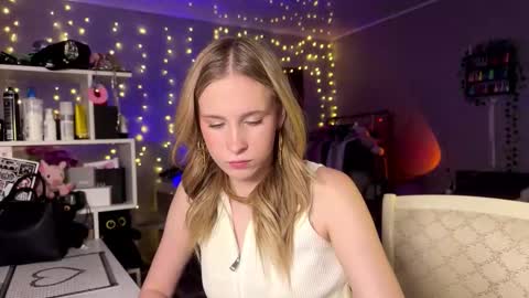 Snapshot of amily_sunray chatting on March 15, 2026, 2:45 pm Amily online show from March 15, 2026, 2:45 pm