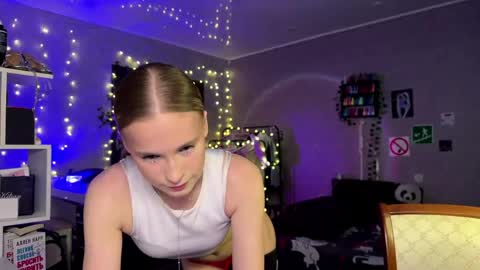 Snapshot of amily_sunray chatting on April 8, 2026, 2:39 pm Amily online show from April 8, 2026, 2:39 pm