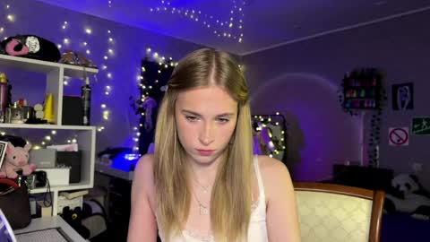 Snapshot of amily_sunray chatting on April 14, 2026, 3:07 pm Amily online show from April 14, 2026, 3:07 pm