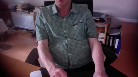 Amor2200 online show from May 4, 2026, 12:12 pm