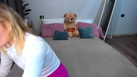 Snapshot of amymilson chatting on December 4, 2024, 3:21 pm amymilson online show from December 4, 2024, 3:21 pm