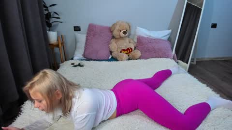 Snapshot of amymilson chatting on December 19, 2024, 7:18 pm amymilson online show from December 19, 2024, 7:18 pm