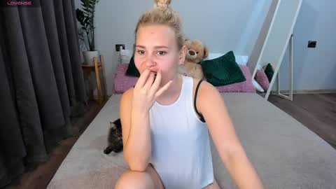 Snapshot of amymilson chatting on March 3, 2025, 4:35 pm amymilson online show from March 3, 2025, 4:35 pm