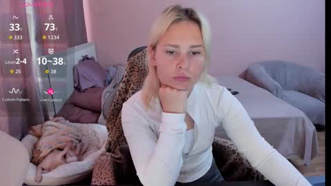 Snapshot of amymilson chatting on October 20, 2025, 10:27 am amymilson online show from October 20, 2025, 10:27 am