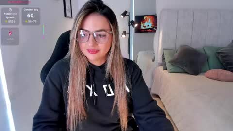 Snapshot of amywoods chatting on May 4, 2026, 8:05 pm online show from May 4, 2026, 8:05 pm