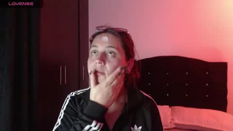 ana_arms_ online show from May 4, 2026, 3:57 am