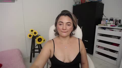 Snapshot of ana_hotmilf chatting on December 4, 2024, 1:09 pm Ana online show from December 4, 2024, 1:09 pm