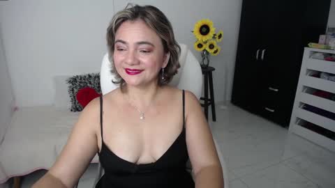 Snapshot of ana_hotmilf chatting on February 5, 2025, 11:55 am Ana online show from February 5, 2025, 11:55 am
