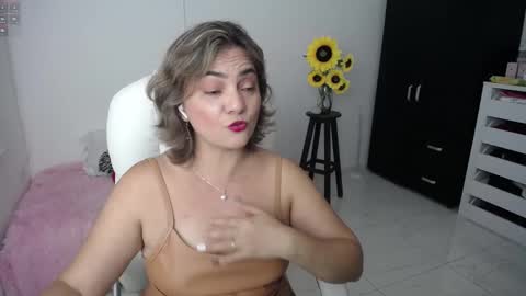 Snapshot of ana_hotmilf chatting on February 10, 2025, 11:02 pm Ana online show from February 10, 2025, 11:02 pm