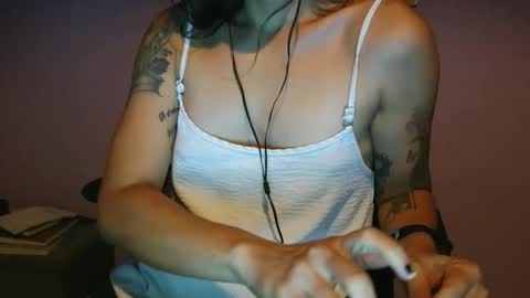 anabelucci_ online show from April 12, 2026, 5:12 am