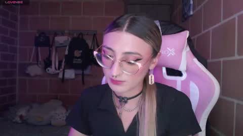 Snapshot of andrea_camila chatting on August 7, 2026, 7:27 pm Andrea online show from August 7, 2026, 7:27 pm