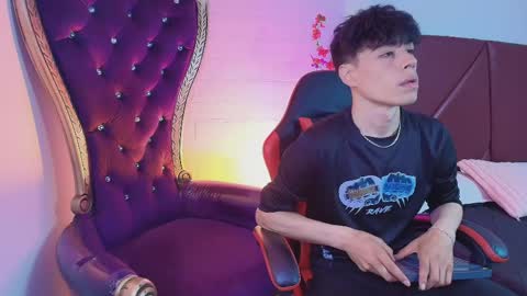 andreew_style_ online show from April 13, 2026, 8:25 pm